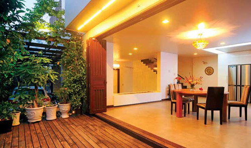 Cửa xếp lùa nối liền không gian trong và ngoài, trong thiết kế nhà đẹp.