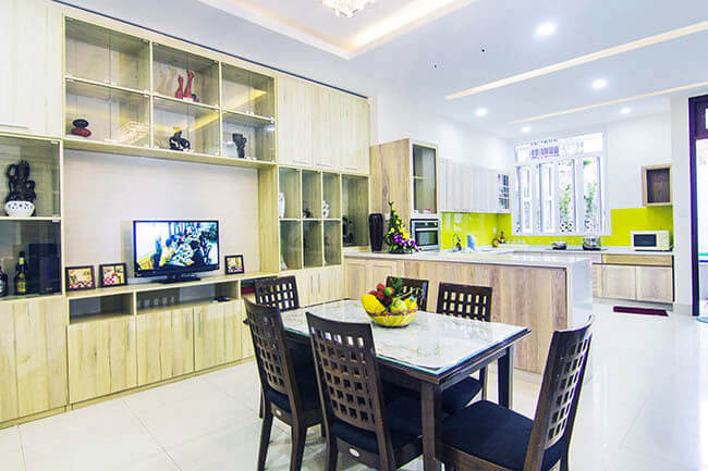 Ngôi nhà cải tạo sửa chữa với hệ thống tủ âm tường tiện dụng giúp không gian bếp rộng hơn mà vẫn có chỗ lưu trữ.