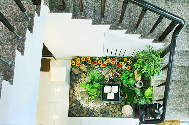 Sửa chữa cải tạo nhà với khu vực cầu thang đón nắng và gió, thêm phần sinh động khi có thêm màu xanh cây lá.