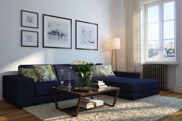 Trang nhã với tông màu trắng, kết hợp ghế sofa xanh đậm, nổi bật và ấm áp cho ngày đông, trong mẫu thiết kế nội thất phòng khách này.