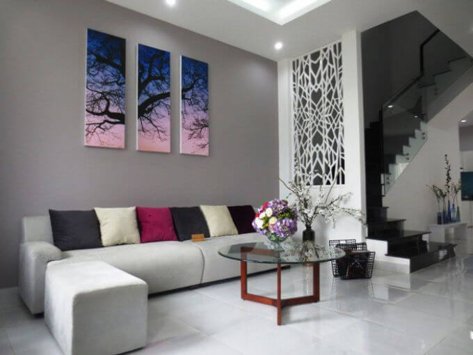 Thiết kế nhà phố 3 tầng, với phòng khách hiện đại, màu sắc trang nhã.