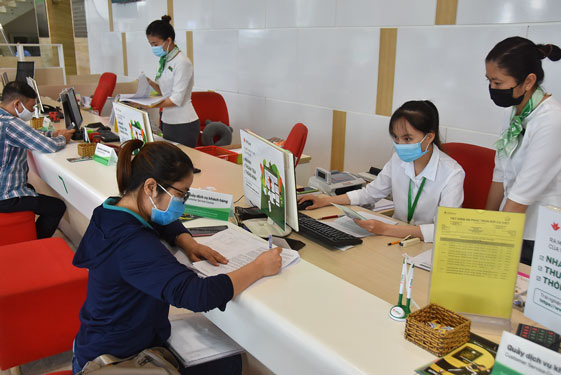 Vì sao ngân hàng đổ xô bán bảo hiểm? - Ảnh 1. Vì sao ngân hàng đổ xô bán bảo hiểm? - Ảnh 1.