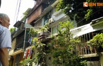 Hàng trăm người dân Hà Nội lo sợ sống trong khu nhà xuống cấp