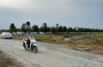 “Ôm” đất chờ làng… lên phố