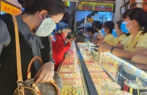 Điểm tin sáng: Vàng giảm mạnh, USD vọt tăng