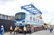 Mỏi mòn đợi metro lăn bánh