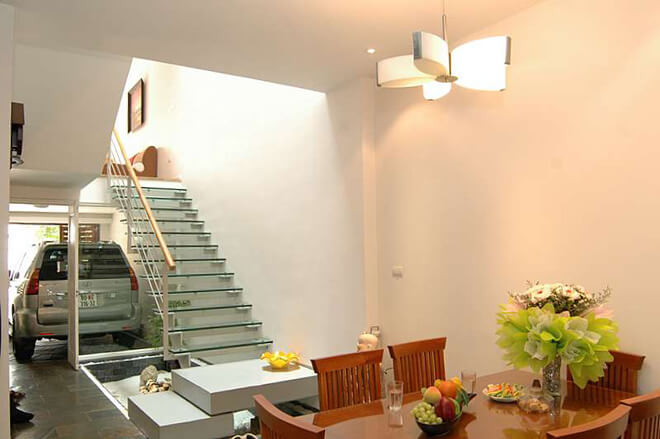Thiết kế nhà ấn tượng với cầu thang kính kết hợp gỗ tại Hà Nội