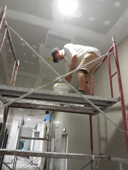 Bả matit rồi có cần sơn lót trước khi sơn phủ không ?