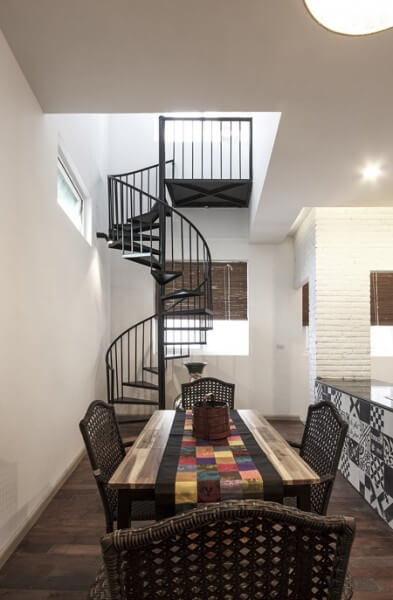 Sửa nhà phố bức bí thành sáng thoáng